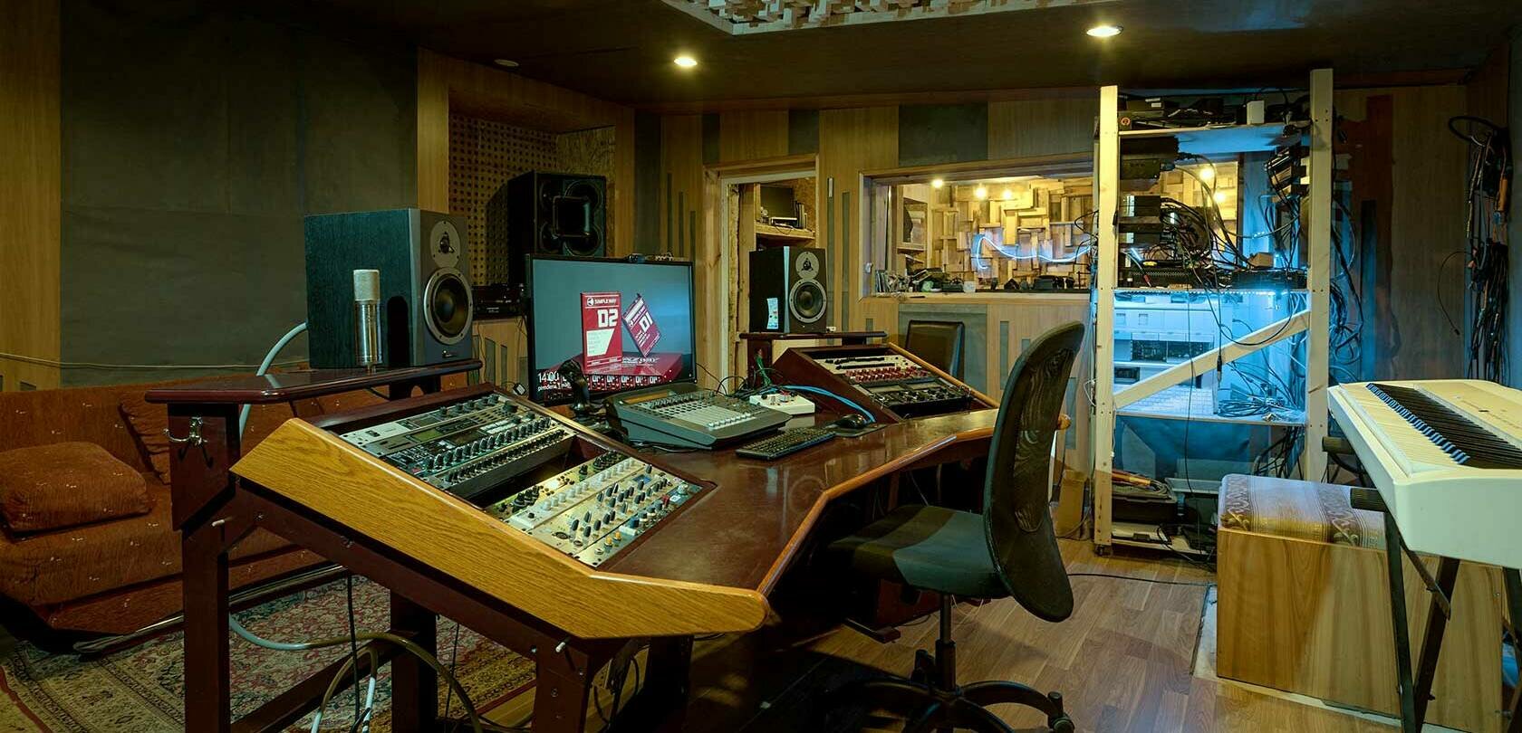 Курс сосредоточен на аспектах звукорежиссуры: запись имузыкальных инструментов в домашних и студийных условиях, редактирование, микс и мастеринг.